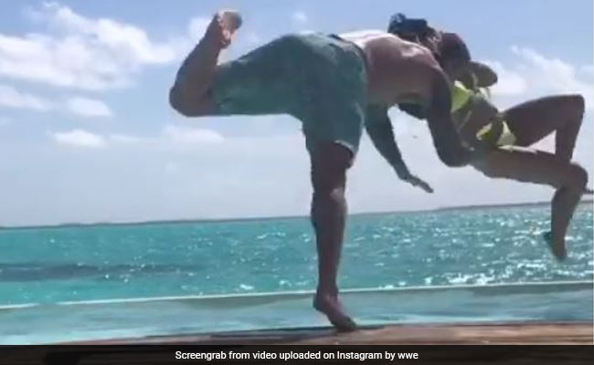 मालदीव में समुद्र किनारे रिलैक्स कर रहे थे रैंडी ऑर्टन, रेस्लर बीवी ने लगाया ऐसा दांव सीधे गए पानी में- Video मालदीव में समुद्र किनारे रिलैक्स कर रहे थे रैंडी ऑर्टन, रेस्लर बीवी ने लगाया ऐसा दांव सीधे गए पानी में- Video