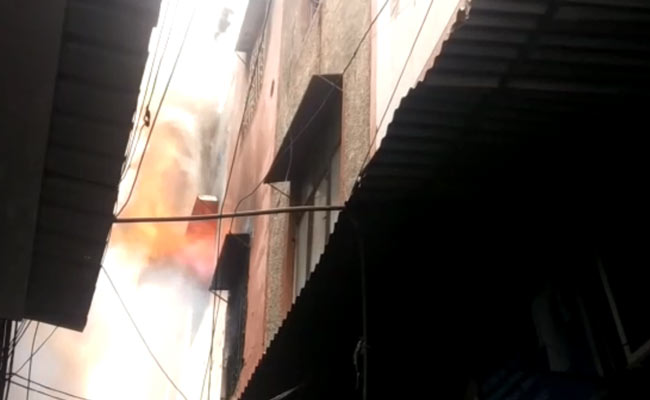 दिल्ली के गांधी नगर मार्केट में भीषण आग, दमकल की 21 गाड़ियों ने पाया काबू