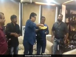 जम्मू-कश्मीर से धारा 370 हटने पर बॉलीवुड प्रोड्यूसर ने बांटी मिठाई, उमर-महबूबा के लिए लिखा ये गाना- Video जम्मू-कश्मीर से धारा 370 हटने पर बॉलीवुड प्रोड्यूसर ने बांटी मिठाई, उमर-महबूबा के लिए लिखा ये गाना- Video