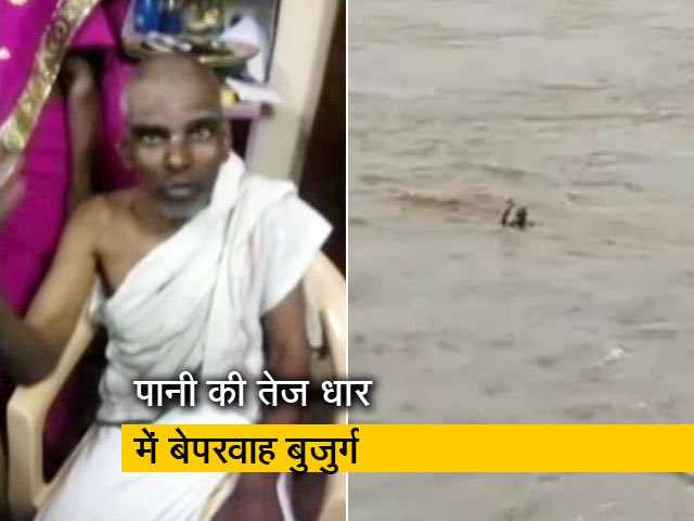 बाढ़ में जान से खिलवाड़