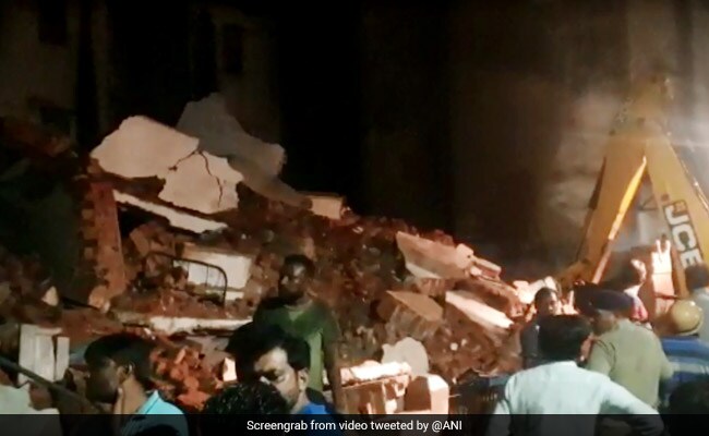 गुजरात के नडियाड शहर के प्रगति नगर इलाके में बिल्डिंग ढही, 3 की मौत