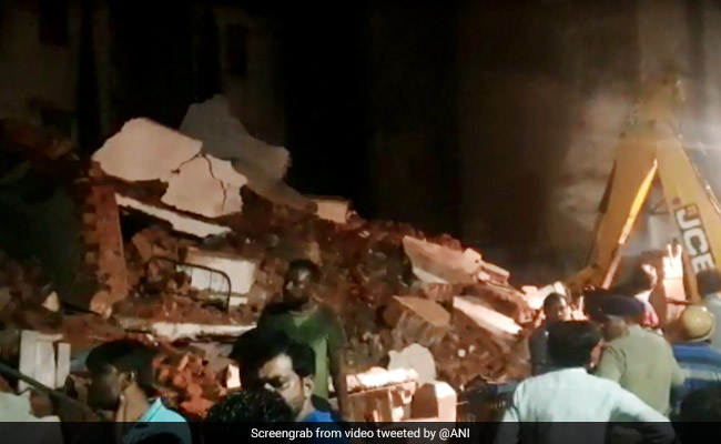 गुजरात के नडियाड शहर के प्रगति नगर इलाके में बिल्डिंग ढही, 3 की मौत
