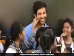 कार्तिक आर्यन को देख खुशी से पागल हुई ये लड़की, खींचने लगी गाल...देखें वायरल Video कार्तिक आर्यन को देख खुशी से पागल हुई ये लड़की, खींचने लगी गाल...देखें वायरल Video