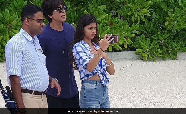 Suhana's Expression In This Pic With Dad Shah Rukh Khan Is Making The Internet Very Curious