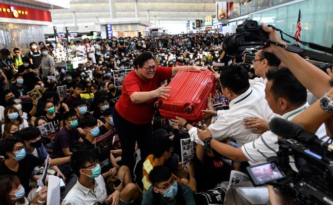 हांगकांग एयरपोर्ट पर प्रदर्शनकारियों के धरने से मची अफरातफरी, सैकड़ों उड़ान हुईं रद्द