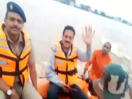 Maharashtra Minister Stops For Selfie During Tour Of Flood-Hit District Maharashtra Minister Stops For Selfie During Tour Of Flood-Hit District