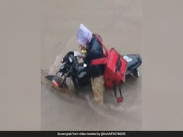 Zomato के डिलिवरी बॉय का VIDEO वायरल, बारिश में गाड़ी हुई खराब तो किया ऐसा... Zomato के डिलिवरी बॉय का VIDEO वायरल, बारिश में गाड़ी हुई खराब तो किया ऐसा...