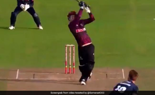 टॉम बैंटन की तूफानी पारी ने मैच को कर दिया एकतरफा, Video में देखें उनके गगनचुंबी छक्के