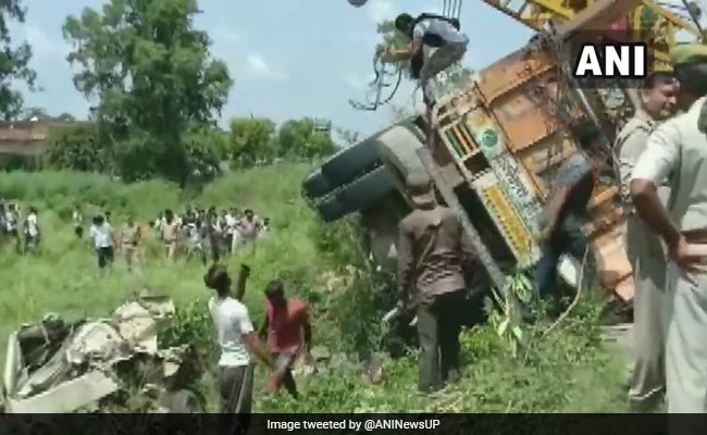 उत्तर प्रदेश के शाहजहांपुर में ट्रक ने टेंपो और सवारी वाहन को टक्कर मारी, 16 की मौत