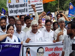 ‘रविदास मंदिर’ गिराए जाने के खिलाफ दलित समुदाय के हजारों लोगों ने किया प्रदर्शन ‘रविदास मंदिर’ गिराए जाने के खिलाफ दलित समुदाय के हजारों लोगों ने किया प्रदर्शन