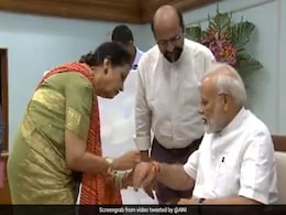 Raksha Bandhan 2019: 'पाकिस्तानी बहन' ने बांधी पीएम नरेंद्र मोदी को राखी, दिया ये स्पेशल GIFT Raksha Bandhan 2019: 'पाकिस्तानी बहन' ने बांधी पीएम नरेंद्र मोदी को राखी, दिया ये स्पेशल GIFT