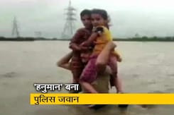 'हनुमान' बनकर बचाई बाढ़ में फंसी दो बच्चियों की जान 'हनुमान' बनकर बचाई बाढ़ में फंसी दो बच्चियों की जान