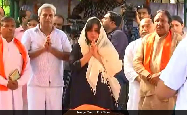 Top 5 News : राजकीय सम्मान के साथ हुआ सुषमा स्वराज का अंतिम संस्कार, घाटी में 100 से ज्यादा लोग गिरफ्तार