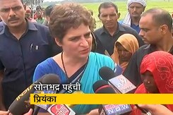 सोनभद्र नरसंहार पीड़ितों से मिलीं प्रियंका गांधी, सरकार पर उठाए सवाल सोनभद्र नरसंहार पीड़ितों से मिलीं प्रियंका गांधी, सरकार पर उठाए सवाल