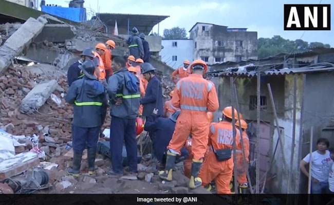 महाराष्ट्र के भिवंडी में चार मंजिला इमारत गिरी, दो की मौत, कई घायल