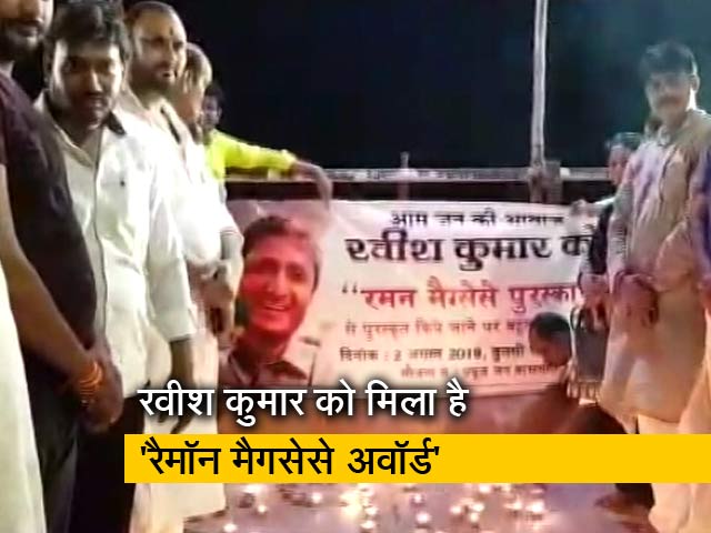 रवीश कुमार को अवॉर्ड मिलने पर बनारस में मनाई गई खुशी