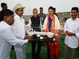 तेलंगाना: कलेश्वरम प्रोजेक्ट के समारोह में CM ने मेहमानों को बांटे 1.66 करोड़ के गिफ्ट, उठे सवाल तेलंगाना: कलेश्वरम प्रोजेक्ट के समारोह में CM ने मेहमानों को बांटे 1.66 करोड़ के गिफ्ट, उठे सवाल