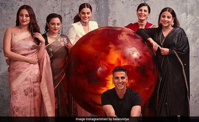 Team <I>Mission Mangal</I> Take A Leap From '<I>Antariksh</i> To <I>Antakshari</i>'. Watch Viral Video