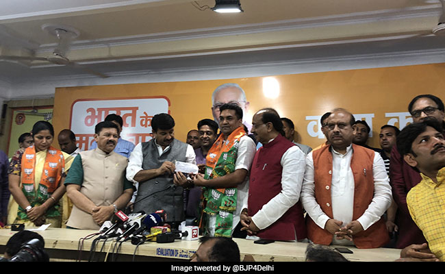 कपिल मिश्रा और आप की महिला इकाई की प्रमुख ऋचा पांडेय बीजेपी में शामिल