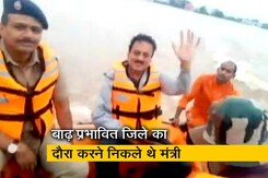 महाराष्ट्र: बाढ़ के बीच मुस्कुराते हुए सेल्फी लेते नजर आए मंत्री गिरीश महाजन महाराष्ट्र: बाढ़ के बीच मुस्कुराते हुए सेल्फी लेते नजर आए मंत्री गिरीश महाजन