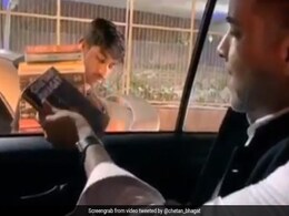 पटरीवाले ने चेतन भगत को बेची चेतन भगत की नकली किताब, बोला- 'ठीक लिखता है ये बंदा...' देखें VIDEO पटरीवाले ने चेतन भगत को बेची चेतन भगत की नकली किताब, बोला- 'ठीक लिखता है ये बंदा...' देखें VIDEO