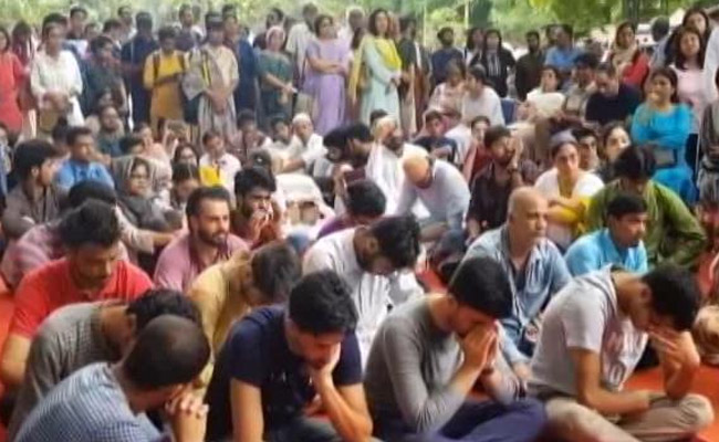 Cut Off From Home, Kashmiris In Delhi Observe Eid At Jantar Mantar