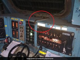 ट्रेन के इंजन केबिन में अचानक आ गया सांप, देखते ही घबरा गया लोको-पायलट ट्रेन के इंजन केबिन में अचानक आ गया सांप, देखते ही घबरा गया लोको-पायलट