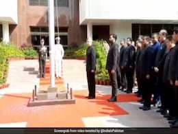 पाकिस्तान में फहराया गया तिरंगा, भारतीय उच्चायोग में लगे 'जय हिंद' के नारे, बोले- ' यहां तिरंगा...' देखें VIDEO पाकिस्तान में फहराया गया तिरंगा, भारतीय उच्चायोग में लगे 'जय हिंद' के नारे, बोले- ' यहां तिरंगा...' देखें VIDEO