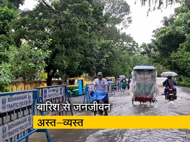 कोलकाता में भारी बारिश से बिगड़े हालात