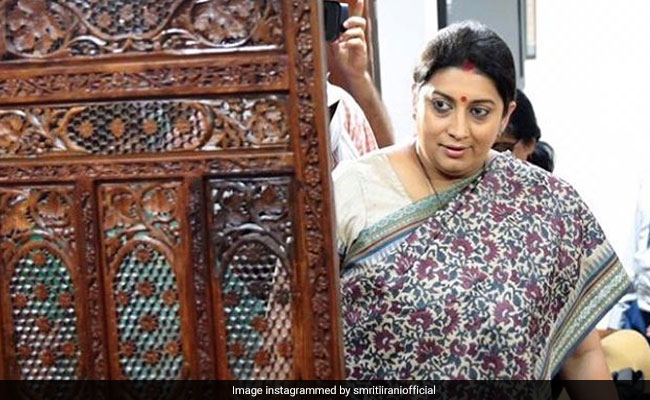 स्मृति ईरानी ने फोटो डालकर दिया गाने का HINT, कहा- 'कौन सा गाना है बताइए...'