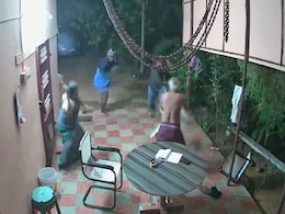 डकैती के लिए घर में घुसे चोर, पति का दबाया गला तो पत्नी ने उठाई चप्पल और... देखें VIDEO डकैती के लिए घर में घुसे चोर, पति का दबाया गला तो पत्नी ने उठाई चप्पल और... देखें VIDEO