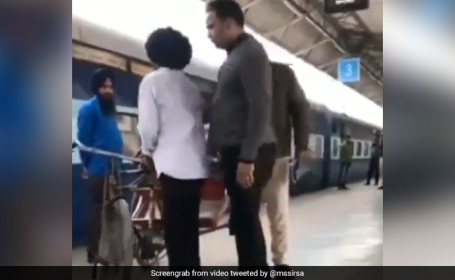 Akali Leader Shares Video Of Punjab Rikshaw Puller Being Thrashed By Cops