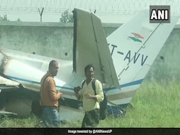 बिजली के तार से उलझकर नीचे गिरा चार्टर्ड प्लेन, लगी आग, बाल-बाल बचे 6 लोग बिजली के तार से उलझकर नीचे गिरा चार्टर्ड प्लेन, लगी आग, बाल-बाल बचे 6 लोग