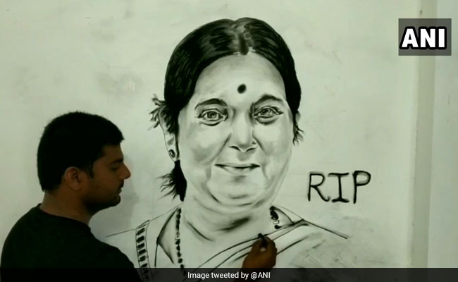 UP Artist Makes Sushma Swaraj's 6 Feet Charcoal Portrait To Pay Tribute