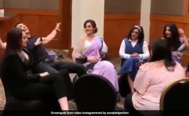 अक्षय कुमार कर रहे थे बातचीत तभी सोनाक्षी सिन्हा ने दे दिया धक्का, फिर हुआ ऐसा...देखें Video