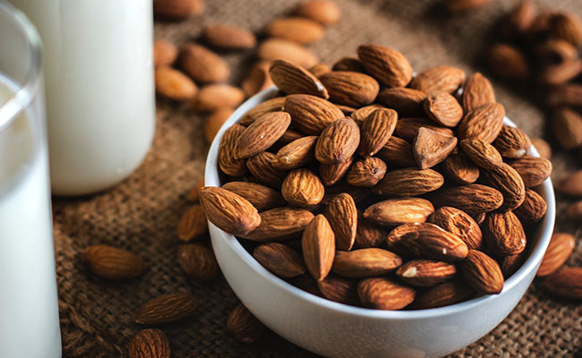 What's The Best Way To Eat Almonds? With Or Without Skin? Expert Reveals