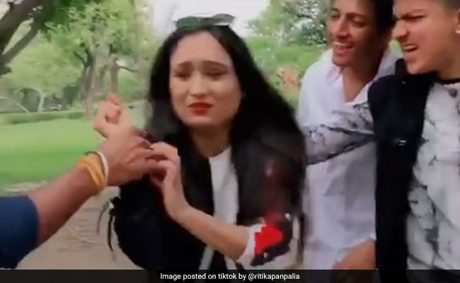 TikTok Top 10: रोज छेड़छाड़ करते थे लड़के, लड़की ने दी ऐसी सजा, देखें VIDEO