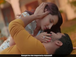 रोमांटिक अंदाज में दिखे विक्की कौशल और नोरा फतेही, देखें Video रोमांटिक अंदाज में दिखे विक्की कौशल और नोरा फतेही, देखें Video