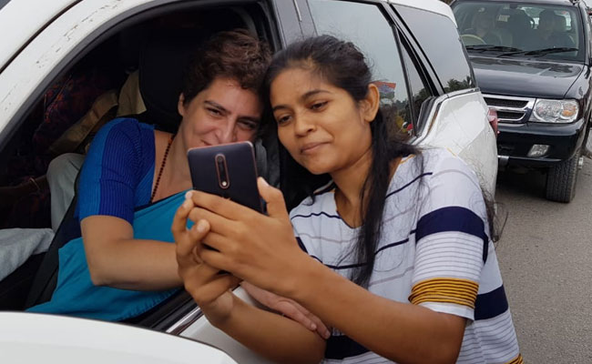 गोली कांड में मारे गए 10 आदिवासियों के परिजनों से मिलने के लिए सोनभद्र पहुंची प्रियंका गांधी