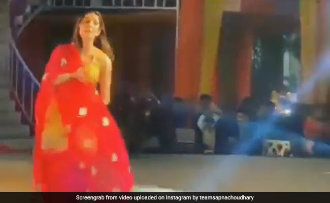 Sapna Choudhary Viral Video: सपना चौधरी ने अपने ठुमकों से स्टेज पर लगाई आग, देखते ही देखते Video हुआ Viral