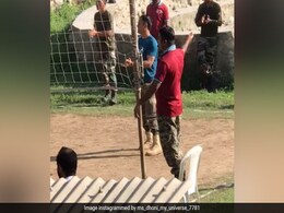 एमएस धोनी फिर दिखे खेल के मैदान में, कश्मीर घाटी में कर रहे हैं ऐसा... देखें VIDEO एमएस धोनी फिर दिखे खेल के मैदान में, कश्मीर घाटी में कर रहे हैं ऐसा... देखें VIDEO