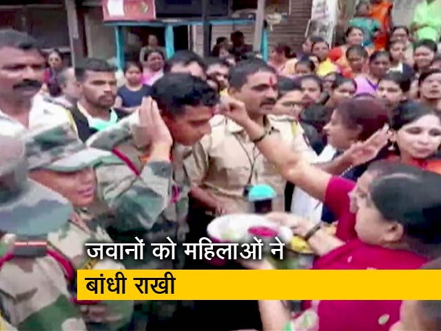 सांगली में बाढ़ पीड़ितों की मदद में जुटे जवानों को महिलाओं ने बांधी राखी