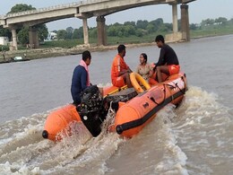 महिला ने पुल से लगा दी छलांग, फिर NDRF की टीम ने यूं बचाई जान...देखें Video महिला ने पुल से लगा दी छलांग, फिर NDRF की टीम ने यूं बचाई जान...देखें Video