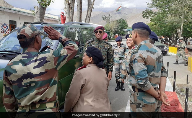 MS Dhoni ने लद्दाख में फहराया तिरंगा, कार से उतरे तो कुछ ऐसे हुआ 'स्वागत', देखें VIDEO