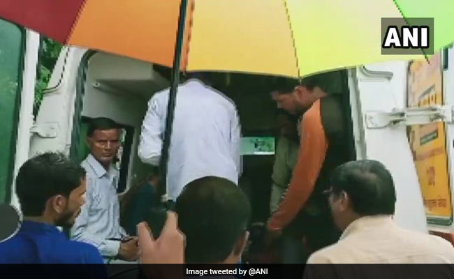 उत्तराखंड: टिहरी में स्कूल बस खाई में गिरने से 9 बच्चों की मौत, तो बद्रीनाथ हाईवे पर बस पर पत्थर गिरने से 5 मरे