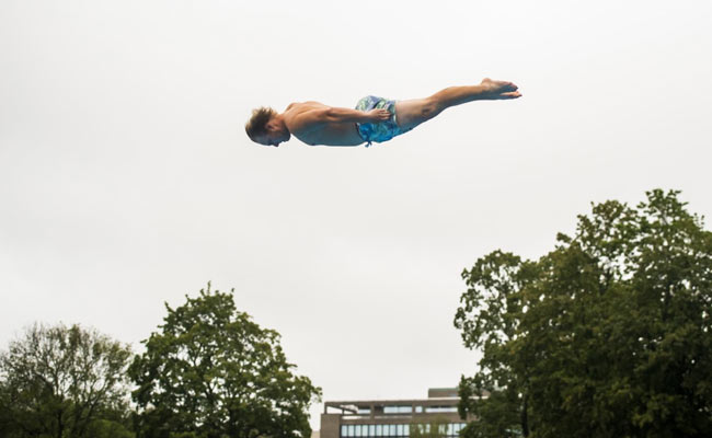 Video: Norwegians Defy Gravity At 'Death Diving' Championship