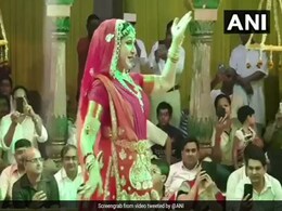 हेमा मालिनी बनीं 'राधा', लाल जोड़ा पहन 'हरी भजन' पर किया ऐसा डांस कि पलकें झपकाना भूल गए लोग, देखें VIDEO हेमा मालिनी बनीं 'राधा', लाल जोड़ा पहन 'हरी भजन' पर किया ऐसा डांस कि पलकें झपकाना भूल गए लोग, देखें VIDEO