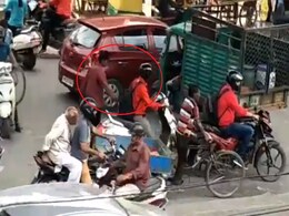 बाइक चलाने वाले सावधान... चलती गाड़ी से चोर ऐसे उड़ा रहे हैं बैग से सामान, देखें VIDEO बाइक चलाने वाले सावधान... चलती गाड़ी से चोर ऐसे उड़ा रहे हैं बैग से सामान, देखें VIDEO