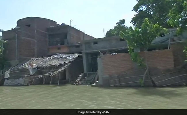 In Bihar, People Carry Mud On Boats To Build Huts In Waterlogged Village