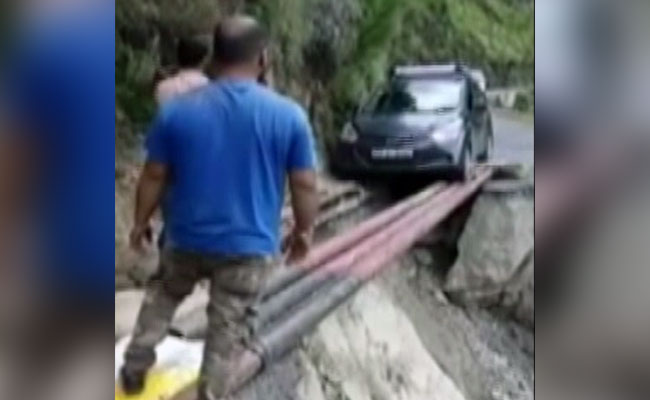 Video: Car Crosses Huge Ditch On Iron Rods In Himachal Pradesh